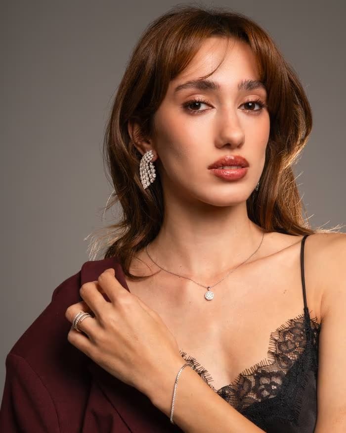 Pırlanta küpe, kolye ve bileklik taşıyan model