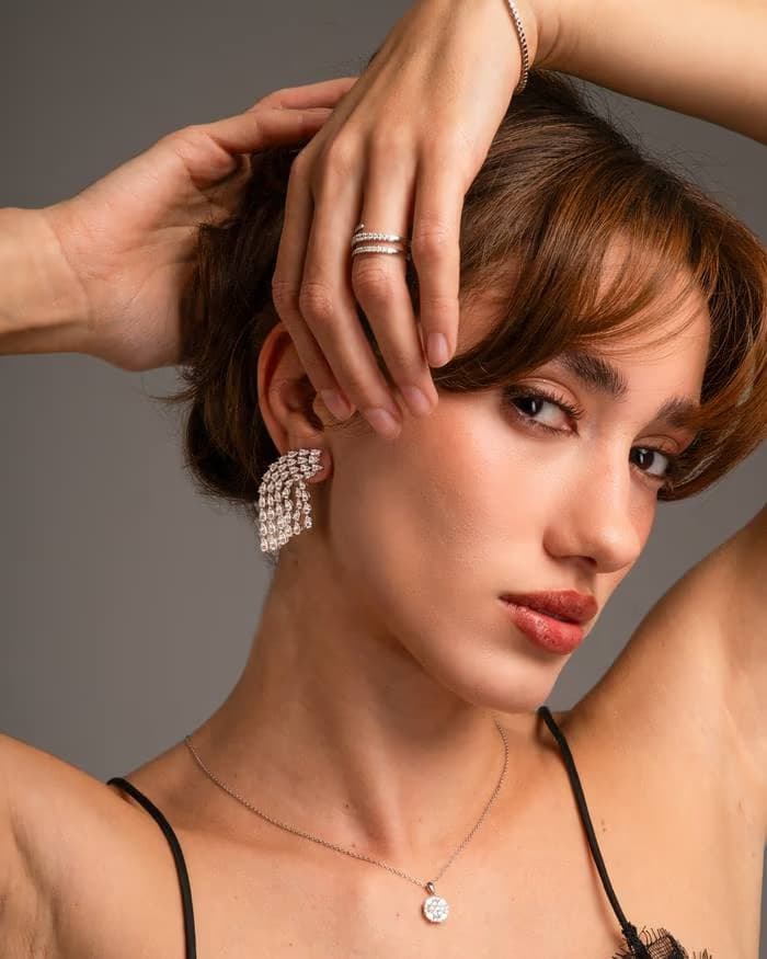 Pırlanta yüzük, küpe ve kolye detayları taşıyan model